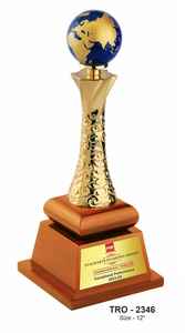 Trofeo de premio Globe Top con columna texturizada dorada y base de madera para reconocimiento de excelencia y logros corporativos - Product Image 3