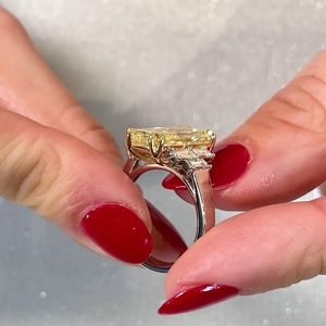 Anillo de Diamante Amarillo Corte Radiante de Laboratorio con Engaste de Garras en Oro Blanco de 14K, Certificado IGI y Claridad VVS - Product Image 3