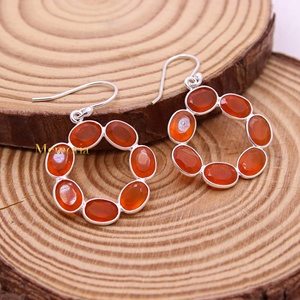 Boucles d'oreilles pendantes en argent sterling 925 massif avec cabochon ovale naturel en cornaline et cercle ouvert, collection Memoria Jewels, vente en gros - Product Image 1