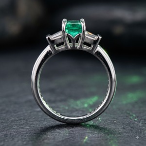 Anillo de Tres Piedras con Corte Esmeralda Verde de Lujo de 1 CTS, Anillo Clásico de Oro Blanco de 14K con Diamante Cultivado en Laboratorio, Joyería Personalizada OEM - Product Image 3