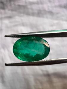 Esmeralda Zambiana Natural de 3.55 Quilates, Corte Ovalado, Piedra Preciosa Verde Intenso para Joyería, Venta al Por Mayor - Product Image 1