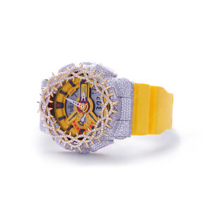 Nuevo y Moderno Reloj de Diamantes con Correa de Goma Amarilla de Diseño Exclusivo, Caja Cuadrada Artística para Fiestas - Product Image 3