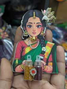 Soporte Tradicional para Haldi y Kumkum para Mujer, Hecho a Mano en el Sur de la India, Imán Étnico para Saree, Imán para Refrigerador, Regalo de Boda - Product Image 1