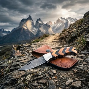 Couteau pliant artisanal en acier Damas de qualité industrielle avec manche en bois et étui en cuir pour le camping en plein air - Product Image 1