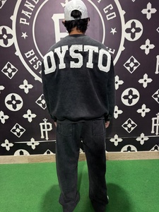 Ensemble de survêtement personnalisé pour homme en coton 100% avec sweat à capuche délavé et pantalon évasé, broderie vieillie et grands patchs - Product Image 4