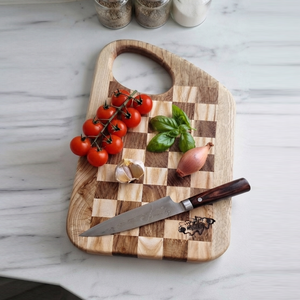 Planche à découper unique en bois de noyer avec poignée supérieure incurvée dynamique, motif quadrillé bicolore audacieux, style boucher artisanal - Product Image 5
