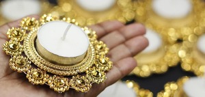 Portavelas Rangoli Dorado, Bandeja Decorativa Floral para Velas de Té, Centro de Mesa para Bodas y Festivales, Diya Hecho a Mano en India - Product Image 3