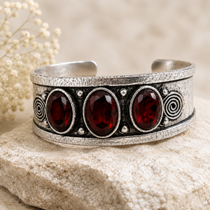Brazalete Ovalado Vintage Crimson Glow Hydro Garnet, Joyería Artesanal Hecha a Mano para Mujer, Chapado en Plata y Oro sobre Latón - Product Image 3