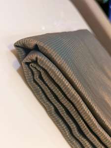 Tela Satén Metálica de Peso Medio con Tacto Suave para Confección de Vestidos para Niñas - Product Image 4