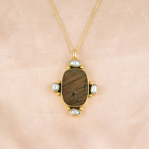 จี้ห้อยคอปรับขนาดได้ประดับด้วยลาบราดอไรต์ธรรมชาติทรงหนาสีสันสดใส พร้อมประดับมุกเปลือกหอย ชุบทอง - Product Image 2