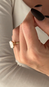 Grande bague de fiançailles en diamant de laboratoire allongé de 5 carats pour femme, en or jaune 14 carats, cadeau d'anniversaire - Product Image 4