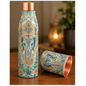 Botella de Agua de Cobre con Estampado de Flores Rosadas sobre Fondo Oscuro, con Taza a Juego, Portátil para Viajes - Product Image 2