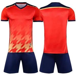 Conjuntos de fútbol sublimados en tela de poliéster de 140 a 180 GSM, resistentes a la decoloración, impresión con etiqueta privada, producción en grandes cantidades. - Product Image 1