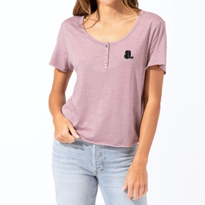 เสื้อยืดแขนสั้นทรงเฮนลีย์ผ้าฝ้ายออร์แกนิค 100% เป็นมิตรกับสิ่งแวดล้อมสำหรับผู้หญิง ระบายอากาศได้ดี เหมาะสำหรับฤดูร้อน มีโลโก้  ผ้าไม่ทอ สีพื้น - Product Image 1