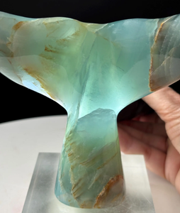 Sculpture de queue de baleine en onyx bleu sculptée à la main, élégante sculpture en cristal de marbre, décoration d'intérieur, cadeau pour le salon, l'office ou l'art de la décoration. - Product Image 4