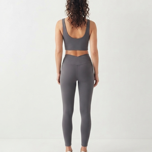 Vêtements de sport personnalisés en gros pour femmes : ensembles de yoga, soutiens-gorge de sport, leggings taille haute unis et tenues de gym - Product Image 6