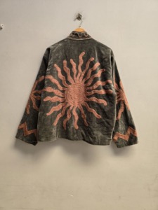 Veste Suzani en velours anthracite pour femme, broderie artisanale motif soleil en cuivre, style bohème ethnique, manteau réversible d'automne, vente en gros, créateur - Product Image 2