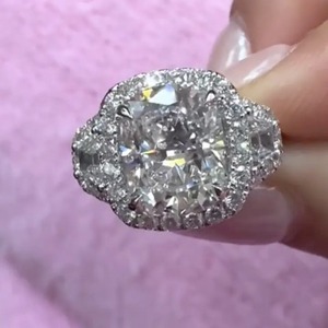 แหวนหมั้นทรงรี 4.0 กะรัต รุ่น 925 Luxe ทำจากเงินสเตอร์ลิง ประดับด้วยโมอิสซาไนต์ ชุบทองคำขาว/ทองเหลือง สำหรับผู้หญิง - Product Image 3
