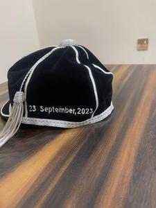 Gorra de terciopelo personalizada al por mayor, con visera plana, bordado de logotipo OEM, nombre, graduación, académica, unisex, multipanel, con letras. - Product Image 4