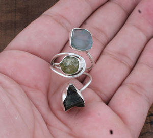 แหวนพลอยสามแถวแบบฝังขอบ แหวนทำมือประดับพลอยหลายเม็ด ดีไซน์คลาสสิก แฟชั่นเครื่องประดับขายส่ง ไอเดียของขวัญงานแต่งงาน แหวนสำหรับทุกเพศ - Product Image 2