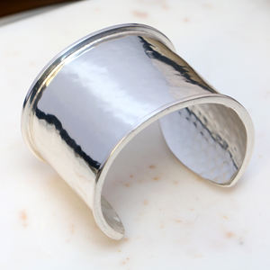 กำไลข้อมือทองเหลืองแบบกว้างขัดเงาสูง ดีไซน์ลายตอก - เครื่องประดับข้อมือดีไซน์โดดเด่น - สายรัดข้อมือโลหะหนาปรับขนาดได้ - Product Image 4