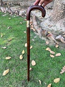 Bastón de Madera Artesanal Tradicional con Banda de Latón y Mango Curvo, Tamaño Personalizado, para Uso en Exteriores, de la Mejor Calidad - Product Image 4