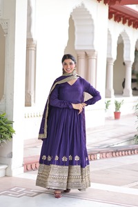 ชุดเดรส Anarkali ผ้าไหมวิชิตราระดับพรีเมียม พร้อมผ้าคลุมไหล่ ประดับด้วยงานปักเลื่อมอย่างประณีต ชุดเดรส Anarkali สำเร็จรูป - Product Image 4