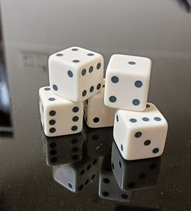 Dados Mini de Resina Negros y Blancos de 20 mm de Alta Calidad al por Mayor, D6 con Puntos Estándar - Product Image 4