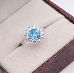 Anillo de compromiso de lujo Halo con topacio azul, chapado en oro de 14K sobre plata de ley, para mujer, diseño de piedra de nacimiento de noviembre - Product Image 3