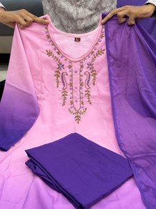 Conjunto de pantalón y kurti acampanado de gasa con bordado en el cuello, estilo Anarkali, en tono ombre rosa y morado, ropa étnica india y pakistaní, de moda. - Product Image 4