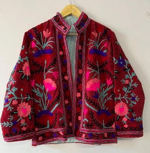 Blouson bomber unisexe en velours bordeaux fait main, brodé Suzani, avec broderie florale en fil de coton, ouverture sur le devant, respirant, coupe courte - Product Image 1