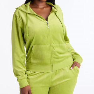Conjunto deportivo de dos piezas para mujer, de alta calidad, en terciopelo verde, con sudadera corta con capucha y cremallera, y pantalones jogger con cordón ajustable. - Product Image 3