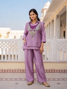 Ensemble Salwar Kameez pour femme, formel, uni, brodé, en satin tissé, avec chemisier texturé et pantalon palazzo, pour robe de soirée de mariage - Product Image 2