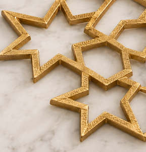 Posavasos de Metal con diseño de estrellas de latón AK con acabado dorado, Juego de 2 diseños de lujo para utensilios de cocina/Decoración de mesa con acento - Product Image 2