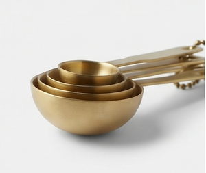 Juego de cucharas medidoras de metal, chapadas en oro, resistentes al calor, diseño minimalista, perfectas para medir y uso elegante en la cocina. - Product Image 5
