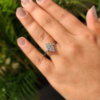 Magnifique bague de fiançailles à trois pierres de forme marquise avec une tige à bord coupé et des griffes de fixation sûres
