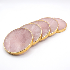 Exquisitos Posavasos de Cuarzo Rosa Natural, Rebanadas de Cristal Rosa Premium con Bordes Electrochapados en Oro, Decoración de Hogar de Lujo - Product Image 1