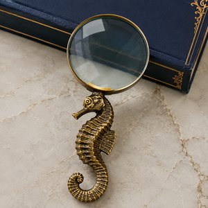 Lupa de Mano Metálica con Diseño de Caballito de Mar Vintage, Lupa Decorativa Náutica Coleccionable, Regalo para el Hogar, Oficina o Biblioteca - Product Image 1