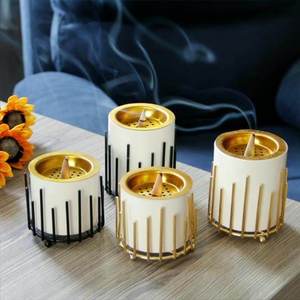 Brûleur d'encens artisanal en laiton avec base en bois et cendrier métallique, usage religieux, toutes saisons - Product Image 3