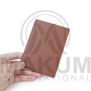 MAKUM INTERNATIONAL - Tarjetero de Cuero para Pasaporte, Cartera de Viaje Resistente al Agua, Ecológica, Unisex, Plegable y Personalizable - Product Image 4