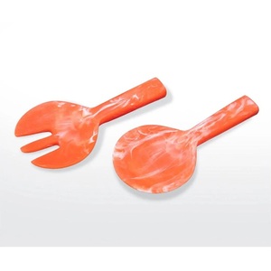 Prix abordable : Cuillères à salade en résine bicolore à motif tourbillonnant unique, ustensiles de cuisine faits à la main en résine - Product Image 3