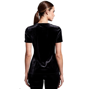 เสื้อยืดกำมะหยี่สีดำ OEM ทรงปกติสำหรับผู้หญิง แขนสั้น คอกลม เสื้อยืดกำมะหยี่ลำลองสำหรับสุภาพสตรี ผ้ากำมะหยี่โพลีเอสเตอร์ 100% - Product Image 2
