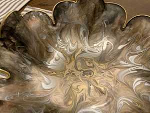 ถาดเสิร์ฟงานฝีมือทำมือลายเกลียวเงินและทองเรซิ่นแบบสั่งทำพิเศษ ทาสีด้วยมือ ดีไซน์เหนือกาลเวลา - Product Image 3