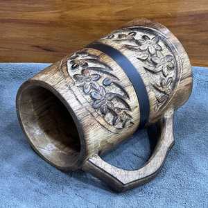 Mug en bois d'inspiration vintage avec gravure florale et sangle en métal noir, fait main, style moderne - Product Image 6