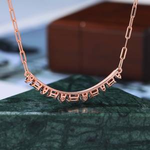 Collier barre légèrement incurvé en émeraude de laboratoire et moissanite taille baguette pour femme, or blanc, bijoux de luxe, OEM ODM - Product Image 3