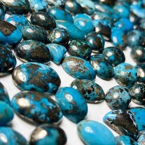 Pierres précieuses en turquoise naturelle de Morenci, formes variées, pierres polies, fabrication de bijoux, vente en gros - Product Image 3