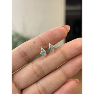 ต่างหูเพชรทรงเรขาคณิต 14K ทองคำแท้ ประดับเพชรทรงไทรลิออนคัท 0.90 กะรัต รูปทรงว่าว ฝังแบบ Bezel Set เครื่องประดับมินิมอลสำหรับผู้หญิง - Product Image 5