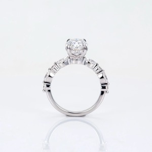 Anillo de compromiso con diamante de corte ovalado y piedras laterales marquise – Anillo de promesa inspirado en motivos florales en oro blanco para ella - Product Image 3
