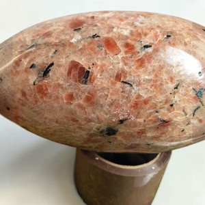 Lingam de Shiva en pierre de soleil en vrac – Pierre précieuse polie artisanale pour le Reiki, le Yoga et la décoration intérieure - Product Image 2