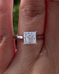 Anillo de compromiso solitario de moissanita de 2 quilates con corte princesa en oro de 14K y banda de catedral de 2 mm, anillo nupcial moderno - Product Image 3